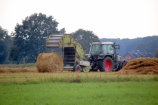 Traktor mit Heuballenmaschine_4.JPG